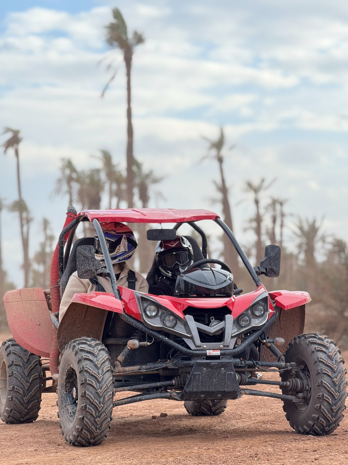 Buggy rojo en el Palmeral de Marrakech