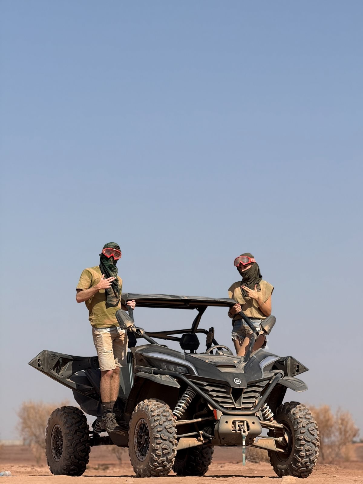 Pilotos en un buggy Can-Am en el desierto de Marrakech