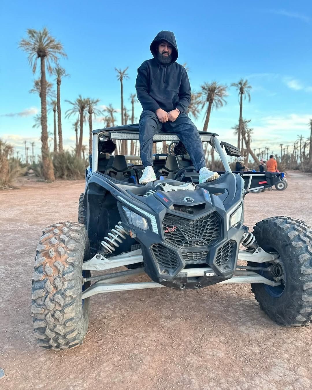 Buggy Can-Am X3 rouge sur une piste désertique à Marrakech