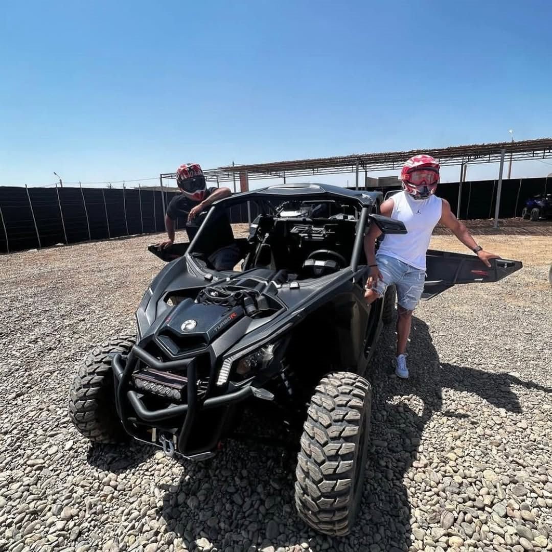 Pilote au volant d'un Can-Am X3 lors d'une excursion à Marrakech